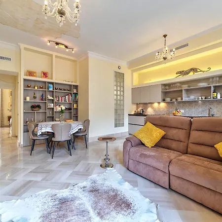 Apartment Elegant In Centre With Grand Terrace *
