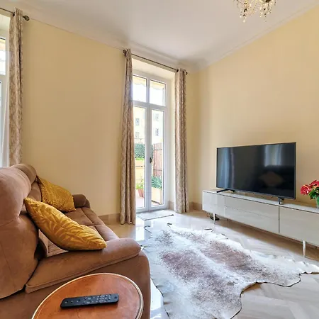 Elegant In Centre With Grand Terrace Apartment