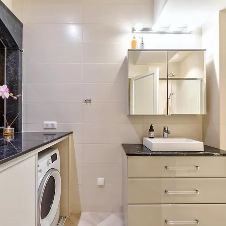 Elegant In Centre With Grand Terrace *