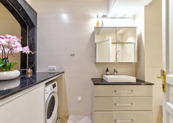 Elegant In Centre With Grand Terrace *