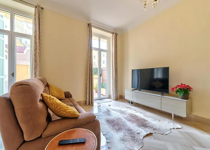 Elegant In Centre With Grand Terrace شقة